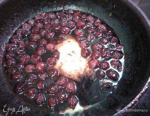 Когда жидкость выпарится, а соус загустеет, добавьте кусочек сливочного масла или мясной сок, образовавшийся от запекания утиных грудок.