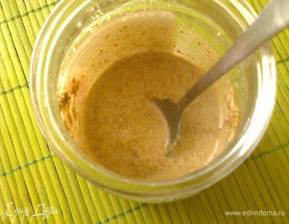 Берем литровую банку.Смешать 50 гр (это где-то 3 ст. л. с горкой) ржаной муки и 50 мл воды. Оставить бродить в теплом месте на сутки.