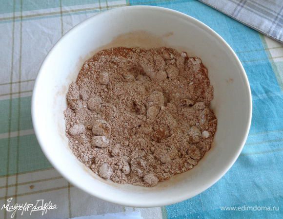 Смешать корицу с сахарной пудрой и изюмом. 