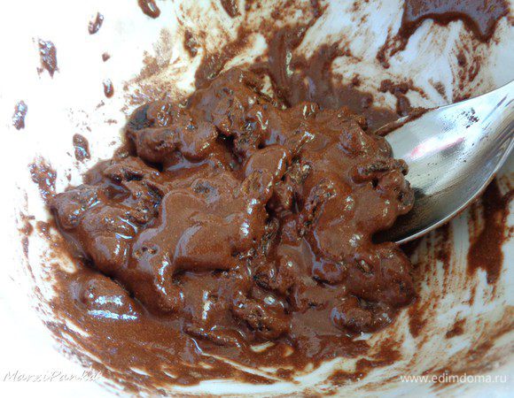 Добавить немного молока, превратив начинку в кашицу.