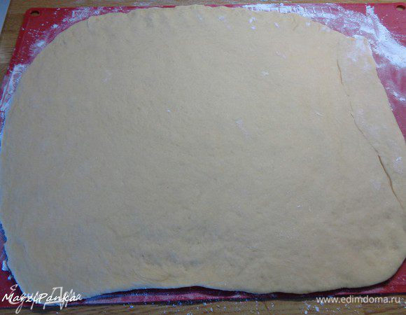 Раскатать в прямоугольник, толщиной 1,5-2 см.