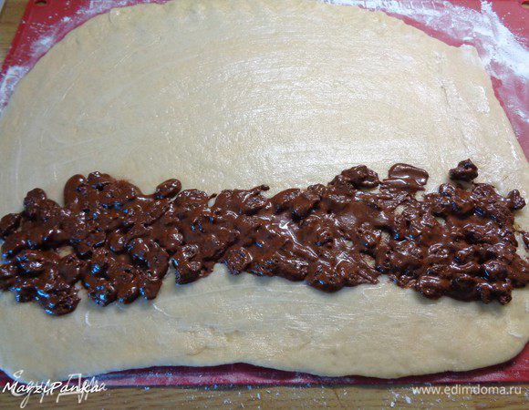 Смазать его сливочным растопленным маслом и нанести подготовленную кашицу из корицы с изюмом.