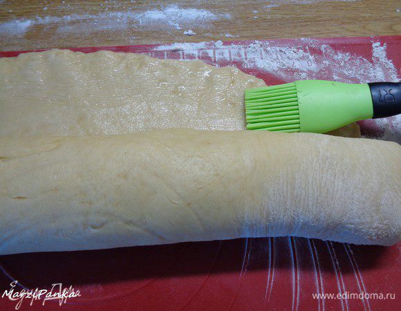 По краешку я прошлась немного кисточкой, смоченной в молоке, чтобы скрепить рулет хорошо.
