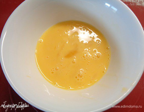 Взбить немного в мисочке 1 яйцо.