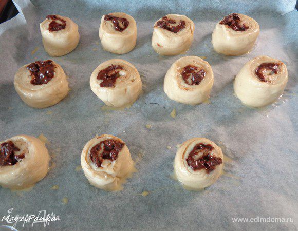И щедро смазать яйцом наши улиточки.
Дать подняться, оставив в теплом месте на 20 минут.
