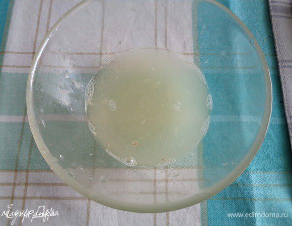 Из лимона отжать сок.