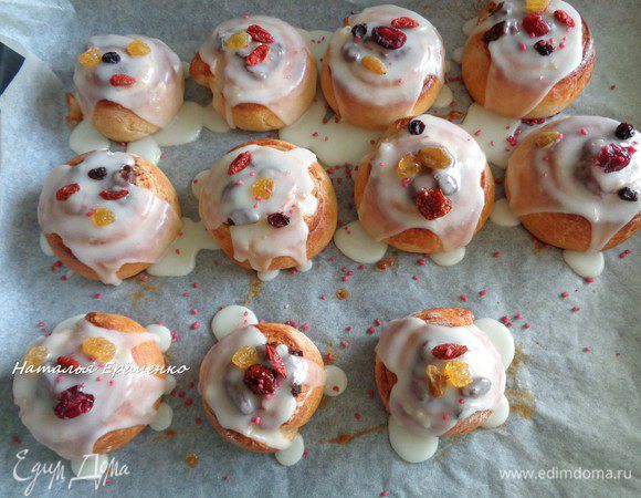 Смазать теплые улитки и дать помадке застыть.
Украсить по желанию (у меня изюм белый и темный, микс сушеных ягод).