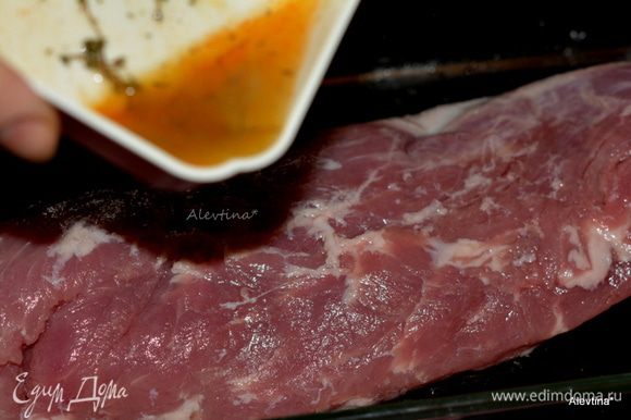 Выложить свиную вырезку в жаропрочное прямоугольное блюдо. Масло растопить, добавить тимьян и красный перец. Полить поверх свинины.
