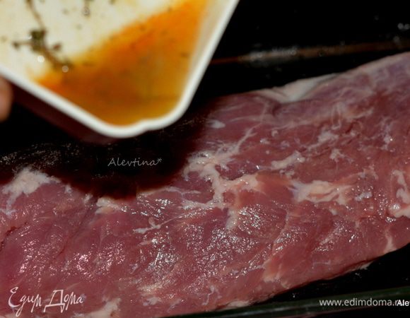 Выложить свиную вырезку в жаропрочное прямоугольное блюдо. Масло растопить, добавить тимьян и красный перец. Полить поверх свинины.