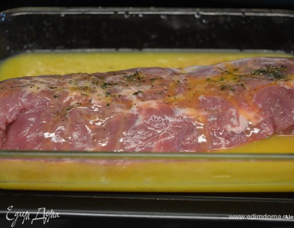 Вылить апельсиновый сок 3/4 стакана в свинину. Поставить в разогретую духовку до 200 градусов на 45 минут.