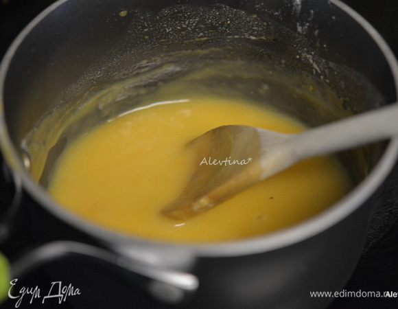 Свинину готовую переложить на блюдо, прикрыть фольгой. Жидкость после свинины процедить и перелить в кастрюльку. Смешать остатки от 1 стакана  сока с мукой, сахаром, добавить в кастрюльку. Поставить на средний огонь, как закипит, убавить огонь и помешивать еще 1-2 минуты.