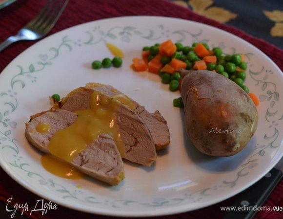 Подаем к столу готовый гарнир и  свинину, полив свинину апельсиновым соусом. Приятного аппетита.