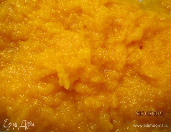 Приготовим тыквенное пюре из запеченной, вареной или тушеной тыквы, измельчив ее в блендере. Я готовила на пару - 20 минут в пароварке.