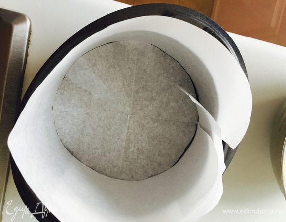 Подготовим форму 18 см, застелить пергаментом бока и стенки. Поставить духовку разогреваться до 190. Подогреть молоко с маслом до растворения масла, отставить.