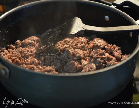 Обжарить говяжий фарш на горячей сковороде с оливковым маслом. Снять с огня переложить на тарелку. 