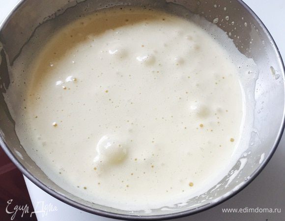 Отставить чашу и продолжать взбивать. Долго и упорно. До светлой пушистой однородной массы.