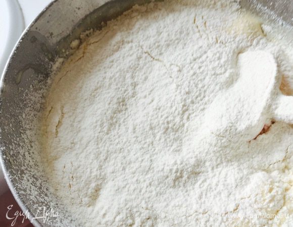 В два-три приема ввести просеянную муку с крахмалом. Перемешать спатулой.