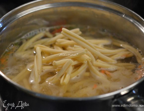 Приготовить пасту до полуготовности. Слить воду.