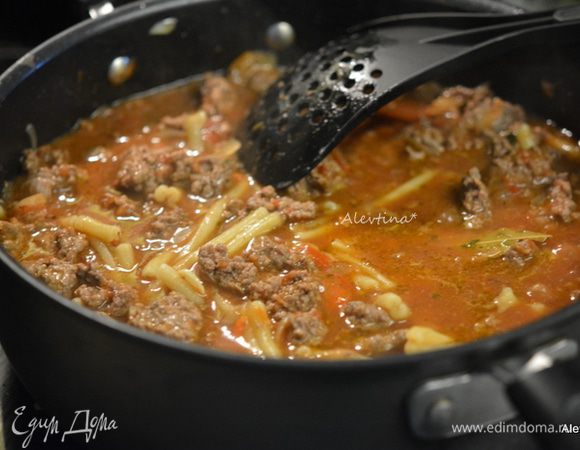 Переложить пасту на сковороду с мясным соусом и перемешать. Готовить еще 15 минут под крышкой. Если у вас  не хватает жидкости добавьте 1/2 стакана от пасты.