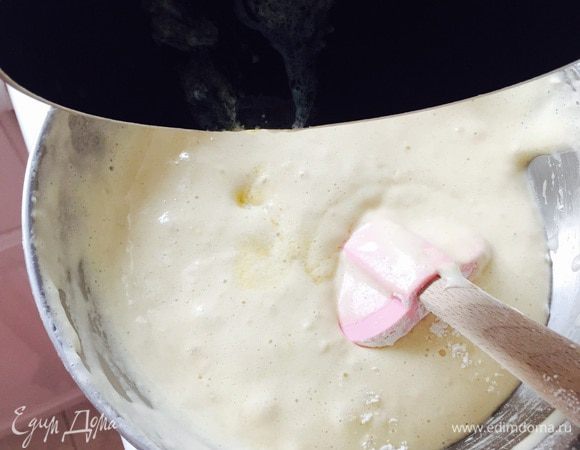 Влить молоко с маслом, аккуратно перемешать.