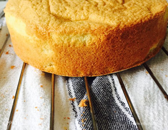 Готовый бисквит вынуть из формы и остудить. Он получается таким легким, пушистенький, в общем, как я уже называла его, образцово-показательным ;)