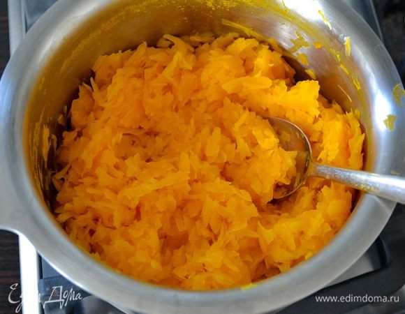 Тыкву натереть на крупной терке и проварить около 5 минут в небольшом количестве воды, помешивая. Остудить. Я слила лишнюю жидкость.