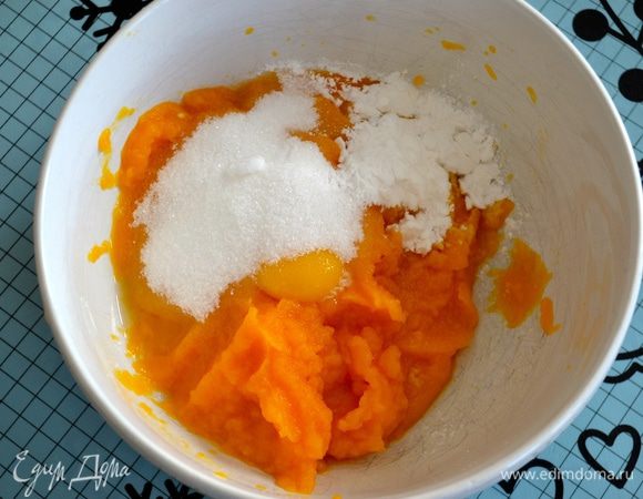 Добавить два желтка, сахар и крахмал. Перемешать.