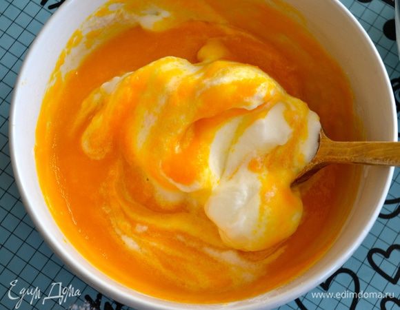 Отдельно взбить белки до пиков и ввести в тыкву, перемешивая плавными движениями.