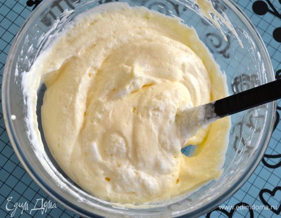 Также точно приготовить начинку из рикотты. Смешать с желтками, сахаром и крахмалом. В конце ввести взбитые белки! Обе начинки готовы.