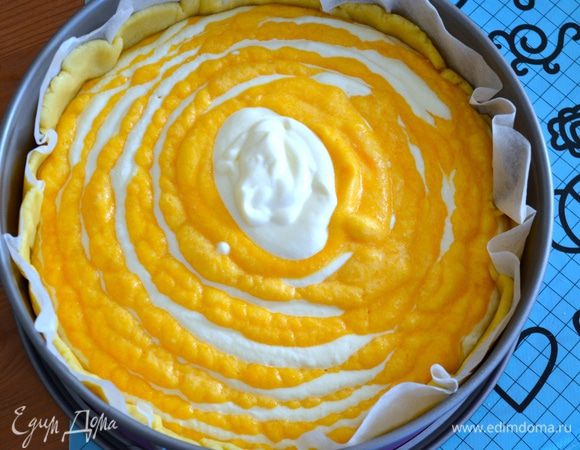 Чередовать до окончания ингредиентов. Следите, чтобы начинка не вышла за бортики пирога.