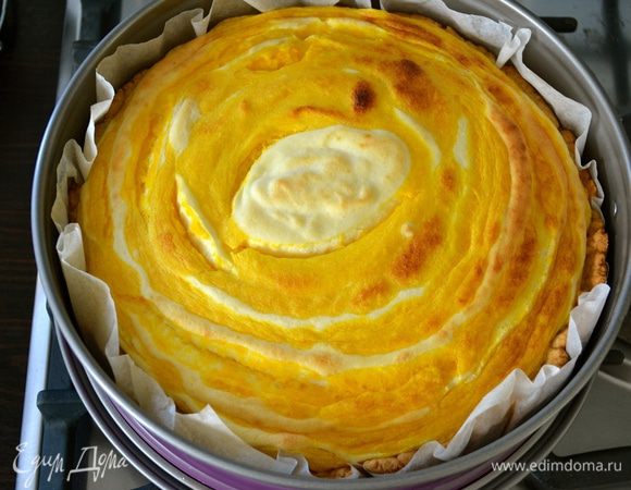 Накрыть пирог пергаментной бумагой и выпекать в разогретой духовке 35-40 минут. По истечению времени снять бумагу и выпекать еще около 25 минут при температуре 160 градусов. Следите по своей духовке, но у меня пирог отлично пропекся следуя именно этим рекомендация по выпечке от автора рецепта.