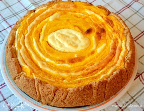 Готовый пирог достать из духовки и остудить. Уже немного остывшим пирог достаточно легко достается из формы. Подавать остывшим (хотя и еще немного теплым он вкусный).