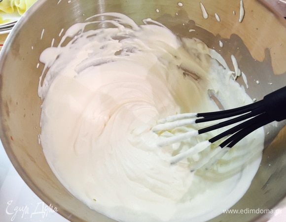 Займемся кремом: взбить венчиком  холодные сливки в чаше с сахаром и ванилином, до тех пор, пока они не будут держаться на венчике (начать миксером, закончить вручную).