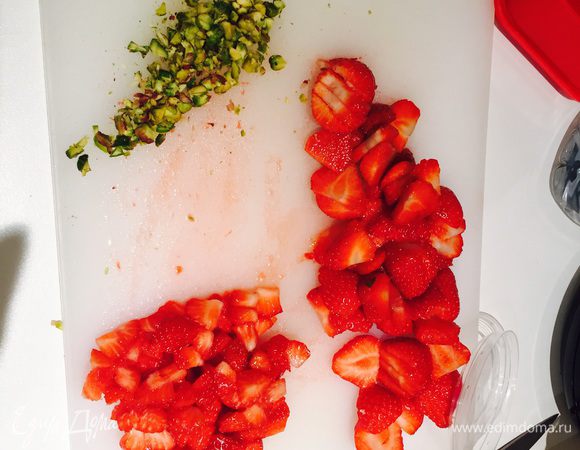 Подготовить клубничку: нарезать лепесточками и немного кубиками. Порубить фисташки.
