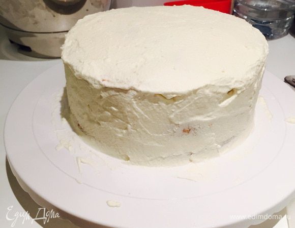 Далее аккуратно обмазываем весь торт кремом.