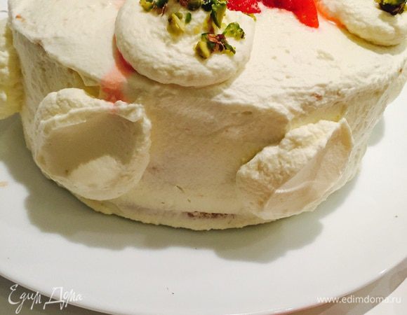 Оставшийся крем в кондитерский мешок и на украшения + клубничка и фисташки. Ну как-то так... Готовый тортик фотографирую быстро-быстро, не до композиционных моментов.