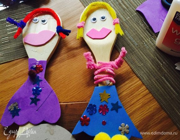 P.S: Низко кланяюсь кондитерам, да и вообще кулинарам! На самом деле это искусство. На пути начинания так много разочарований, в себе прежде всего. Берешься делать, представляешь одно, а потом все не так, ну или не совсем так. И хочется все бросить, потому как руки не с того места растут, но потом видишь свое чадо, такое счастливое, потому что: "Мама, посмотри, как я красиво все сделала!" И понимаешь, что все мы учимся, лишь немного больше усердия и старания надо ;) Пока я далека от совершенства, просто наслаждаюсь процессом ну и довольными детьми ;)