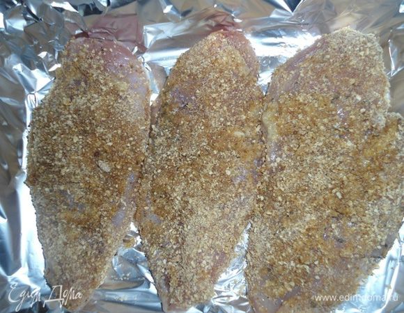 Обмакнуть мяско в растопленное масло, потом в сухари  и сразу выложить  на противень, застеленный фольгой. Смазывать фольгу не нужно. И поставить в разогретую духовку на 20 минут. 