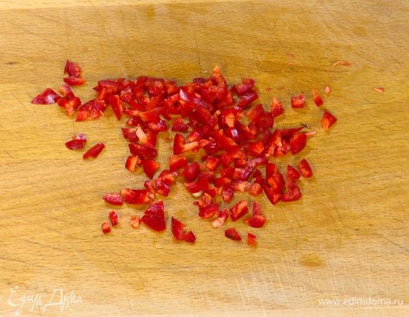 Перец чили, удалив семена, мелко порубить.