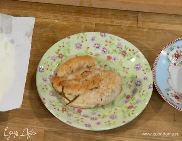 Разогреть в сковороде 1 ч. ложку оливкового масла и пожарить куриное мясо до готовности.