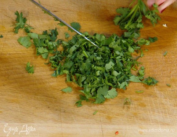 Кинзу мелко нарезать.