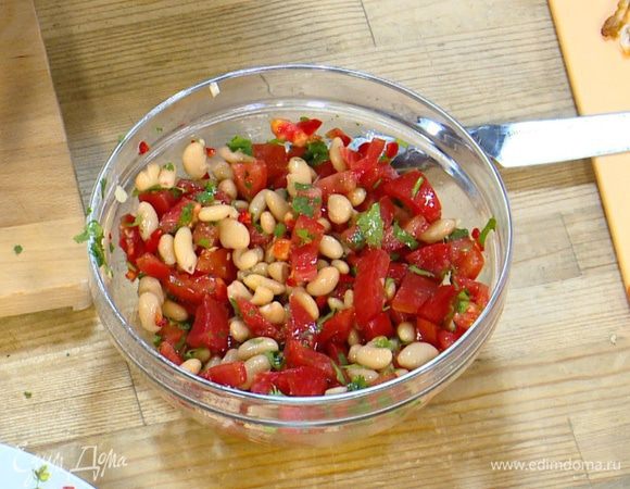 Помидоры соединить с перцем чили, чесноком и кинзой, посолить, добавить фасоль и перемешать.