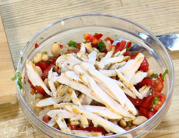 Куриное мясо нарезать тонкими полосками, добавить к фасоли с помидорами и еще раз все перемешать.