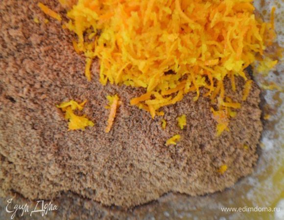 Печенье измельчить любым удобным способом. Я воспользовалась блендером. Добавить растопленное сливочное масло и цедру одного апельсина(предварительно цедру натереть на мелкой терке). Перемешать.