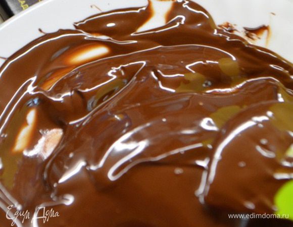 Шоколад растопить на водяной бане или в микроволновой печи. Мне хватает 1 минуты, при этом несколько раз доставать и перемешивать,чтобы шоколад не сгорел. Шоколад добавить к творогу. Перемешать.