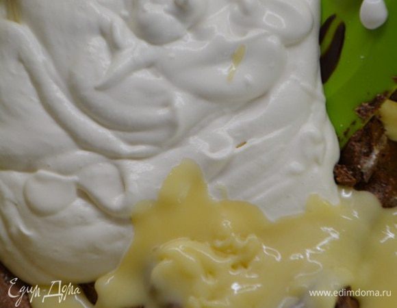 150 гр сливок взбить с 1,5 ст. л. сахара до устойчивых форм пик. Добавить к творожно-шоколадной массе, туда же влить распущенный желатин.