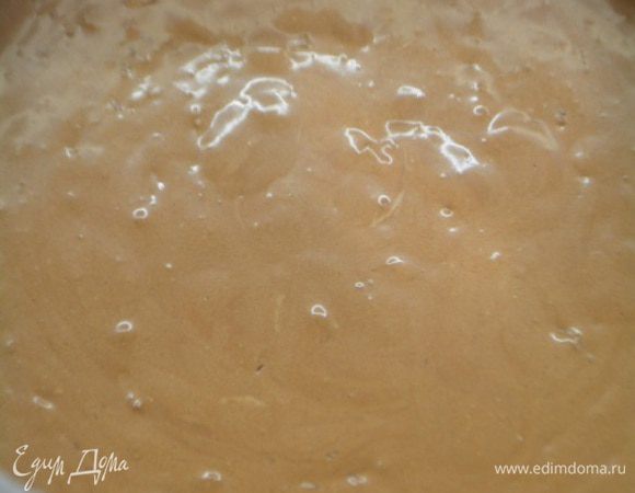 Вылить творожно-шоколадную массу форму на песочную основу. И убрать в холодильник на 3-4 часа.