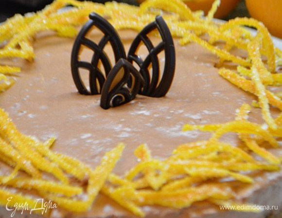 Снять борта у формы и украсить засахаренной цедрой и шоколадом.
Приятного аппетита!