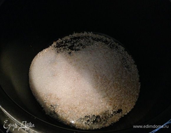 Засыпаем все сухие ингредиенты в чашу мультиварки. Заливаем молоком, перемешиваем.