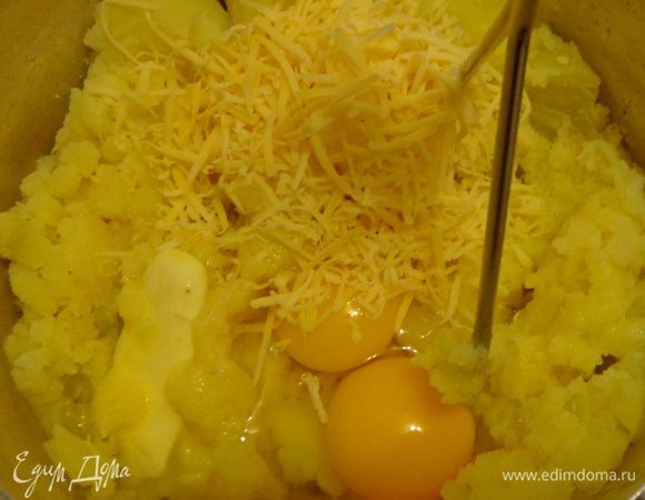 Отварить картошку (около 1 кг), слить воду до последней капельки. Растолочь ее и добавить тертый сыр, желтки, масло, тертый чеснок и мускатный орех. Посолить и поперчить по вкусу. Я еще от себя добавила молотый кориандр.